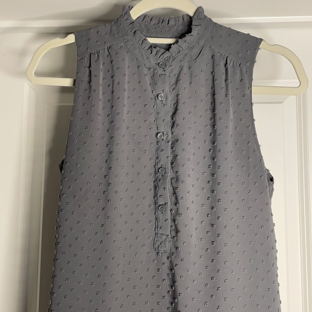 Adorable fall JCREW GREY SLEEVELESS BLOUSE SIZE 0.